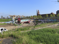 908247 Gezicht op de werkzaamheden op de voormalige graffitivrijplaats tussen de Centrumboulevard en het Berlijnplein ...